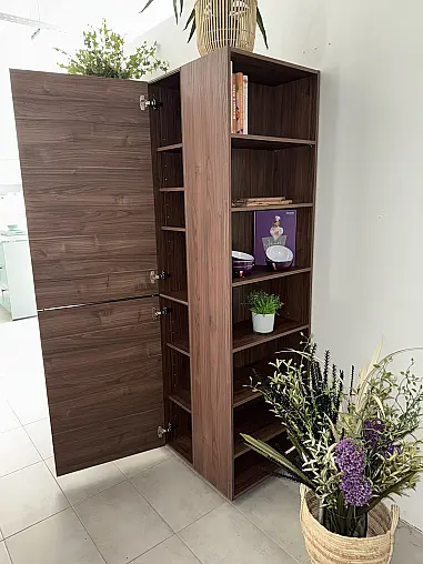Große Nussbaum-Küche mit Einzelnen Elementen – Eleganz und Flexibilität