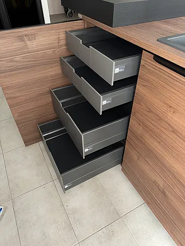 Große Nussbaum-Küche mit Einzelnen Elementen – Eleganz und Flexibilität