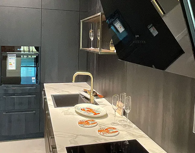 elegante Küche mit Keramik und Messing