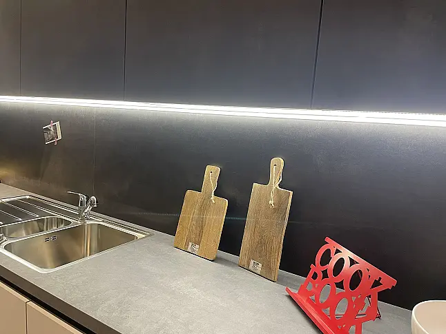 Design-Küche in Lack Kristallgrau Hochglanz mit pfiffiger Tischlösung
