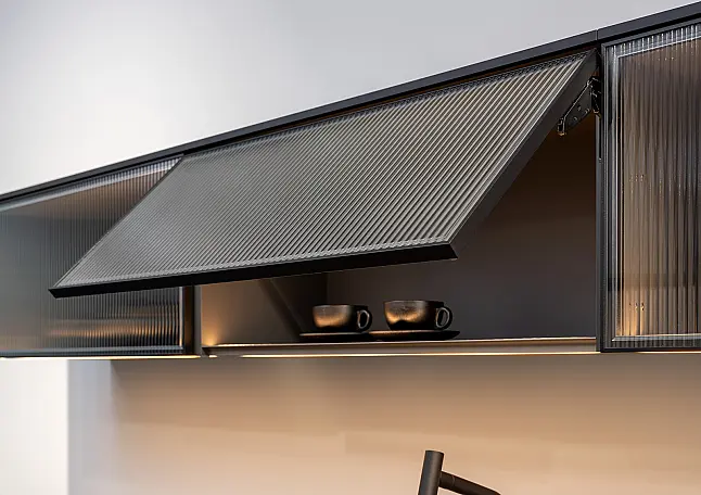 Design-Statement in elegantem blau kombiniert mit Metall-Akzent