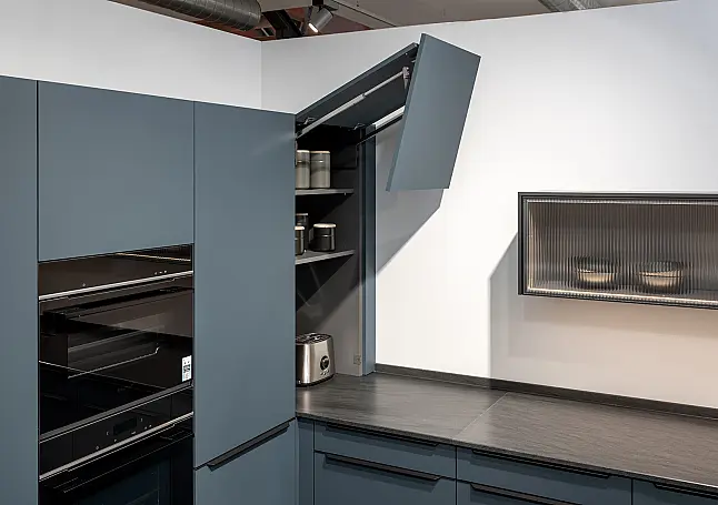 Design-Statement in elegantem blau kombiniert mit Metall-Akzent