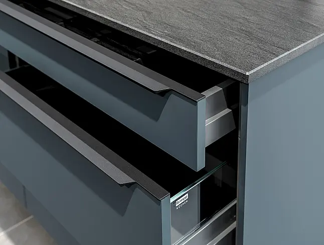 Design-Statement in elegantem blau kombiniert mit Metall-Akzent