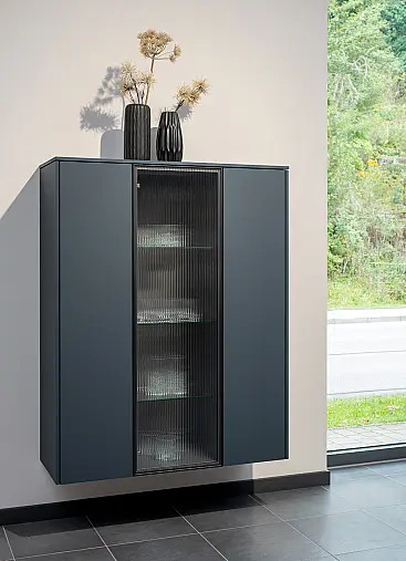 Design-Statement in elegantem blau kombiniert mit Metall-Akzent