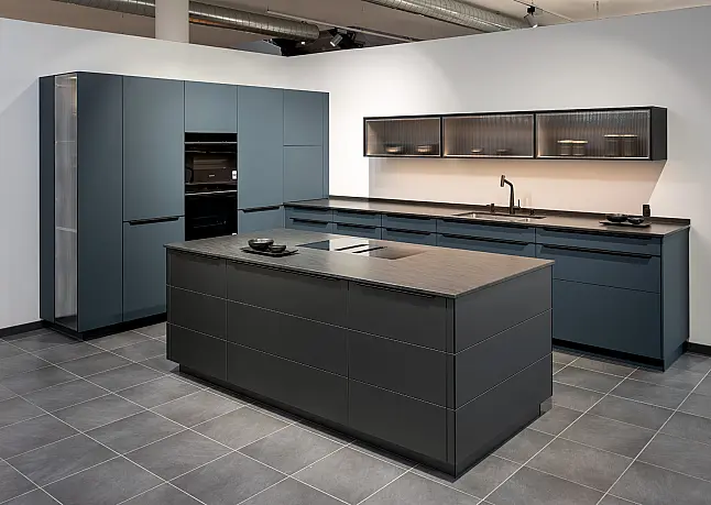 Design-Statement in elegantem blau kombiniert mit Metall-Akzent