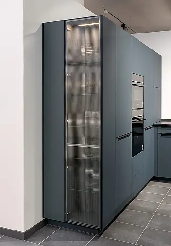 Design-Statement in elegantem blau kombiniert mit Metall-Akzent
