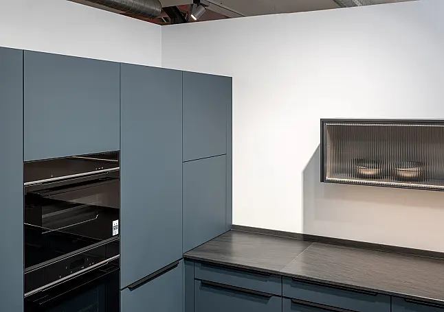 Design-Statement in elegantem blau kombiniert mit Metall-Akzent