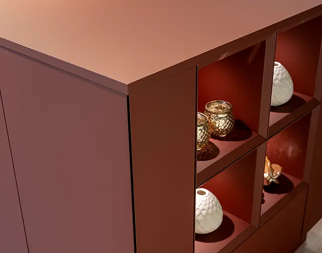 Moderne Designküche  mit versteckter Speisekammer