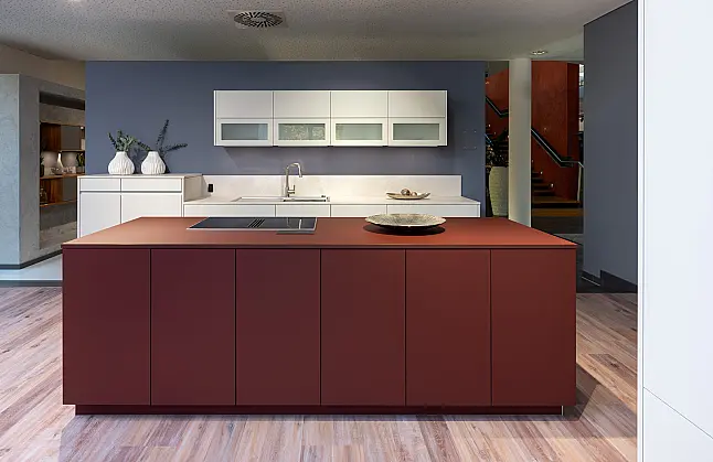 Moderne Designküche  mit versteckter Speisekammer