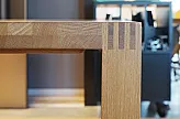 Sein schnörkelloses, traditionelles Design ist charakteristisch für unseren loft Tisch. Reines Naturholz und handwerkliche Details in der Verarbeitung machen ihn zu einem Klassiker unter den TEAM 7 Tischen. Der loft Tisch kann als Fixtisch oder als Auszugstisch mit patentierter 2soft-Ausschwenktechnik gewählt werden. Mit seinen integrierten Einlegeplatten lässt er sich wahlweise auf einer Seite oder auf beiden Seiten um 60 cm auf bis zu 370 cm erweitern. Optional gibt es den loft Tisch auch mit einer komfortablen Bestecklade. Schon das Design unseres loft Auszugstisches verspricht gemütliche Stunden zu Tisch. Und damit man diese in vollen Zügen genießen kann, sorgt er mit gedämpften, integrierten Einlegeplatten komfortabel für ausreichend Platz. Apropos Familientisch: Zu seiner Familie gehört auch die bequeme loft Bank. Sichtbar verzapfte Tischbeine und ein über die Tischkanten laufendes Holzbild machen den loft Tisch zu einem Hingucker in Ihrem Essbereich. Wir bringen zusammen, was unsere Arbeit mit Naturholz noch besser macht: neueste Technologie und traditionelles österreichisches Handwerk. Lassen Sie sich von unseren Wohnwelten inspirieren und erfahren Sie, wie TEAM 7 Möbel jedes Ihrer Zimmer noch schöner und natürlicher machen können. TEAM 7, das ist erstklassiges Design mit klarer Philosophie. Design, das zeitlos gültig ist und die Natur in den Vordergrund stellt, statt sie bändigen oder unterwerfen zu wollen. Holz hat von Natur aus einzigartige, selbstreinigende Eigenschaften. Sie müssen deshalb nur wenig dafür tun, dass Ihre TEAM 7 Möbel auch in Jahrzehnten noch aussehen wie heute. Wir finden, ein Unternehmen sollte Verantwortung für seine Entscheidungen übernehmen. Wir stehen deshalb zu 100% hinter unseren. Perfekte Naturholzmöbel für unsere Kunden zu fertigen, ist uns wichtig – aber auch der Weg zum Produkt gehört für uns untrennbar dazu. Deshalb behandeln wir unsere Partner, Mitarbeiter und die Natur wie es sich gehört: fair. Wir lieben was wir tun – und das merkt man jedem fertigen Möbel an. Denn Innovation und Pioniergeist sind unser innerster Anspruch. Wir wissen alles über unsere Wälder und den Werkstoff Holz. Wir behandeln ihn mit Respekt und kombinieren bei seiner Verarbeitung innovative Technologie mit traditioneller Handwerkskunst.