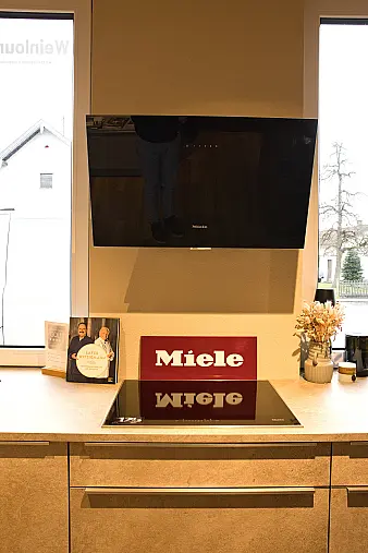 Moderne L-Küche, Miele Geräte, Fronten aus Echtstein und Volllack