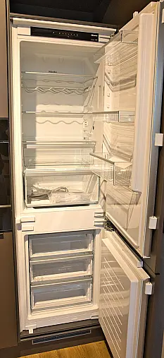 Moderne L-Küche, Miele Geräte, Fronten aus Echtstein und Volllack