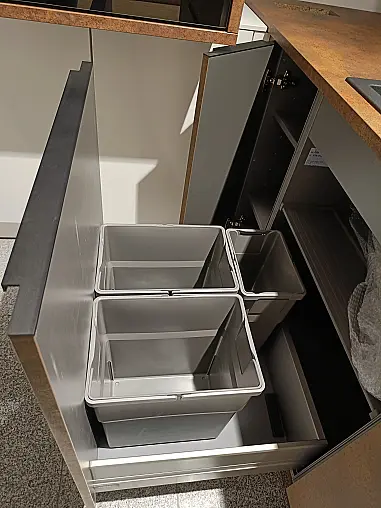 Helle, Moderne Küche mit Rostoptik und Weißen Fronten