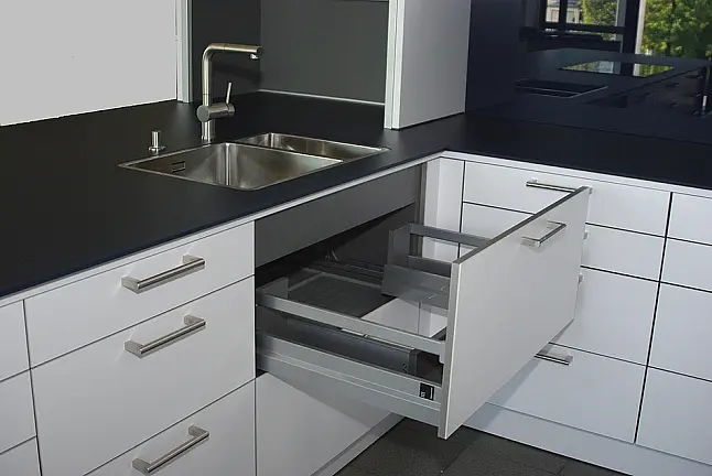 Kunststoff reinweiß, lackähnlich, matt und Glasoptik-Stufenkante, Arbeitsplatte Sicherheitsglas stahlblau, antiscratch-beschichtet