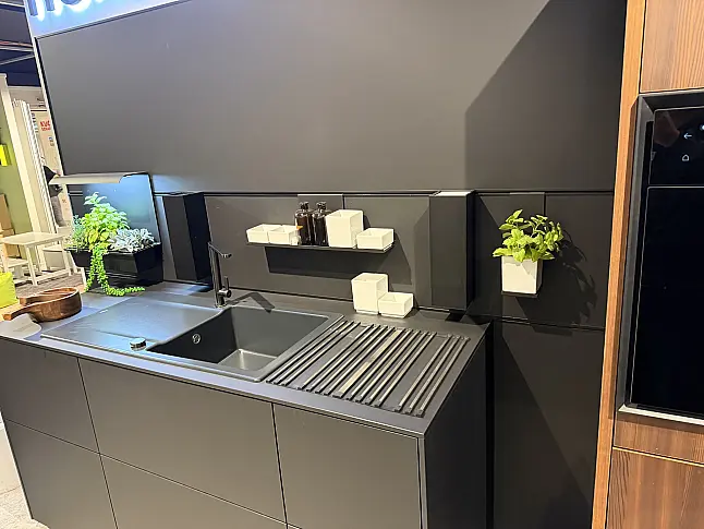 Elegante Küchezeile mit Insel und Bora Backofen