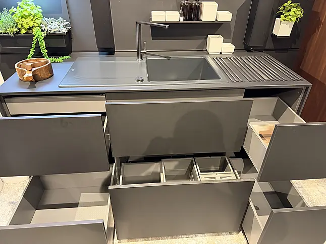 Elegante Küchezeile mit Insel und Bora Backofen