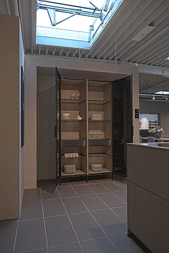 Zeitlos moderne Küche in saharabeige mit Glas-Vitrinenschrank
