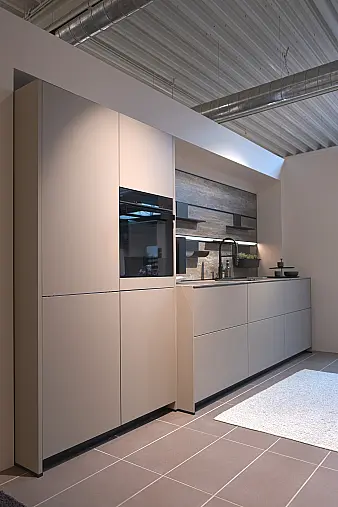 Zeitlos moderne Küche in saharabeige mit Glas-Vitrinenschrank