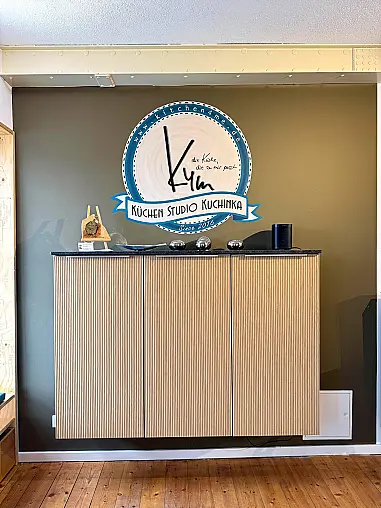 Sideboard mit Wandaufhängung