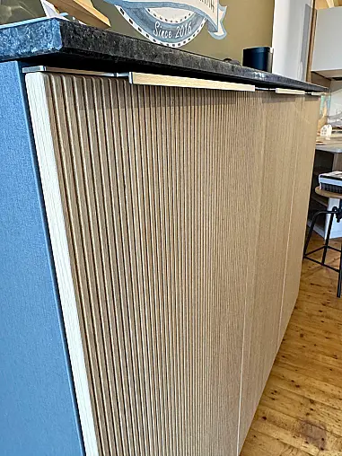 Sideboard mit Wandaufhängung