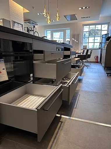 Urban Steingrau/Eiche Schwarz furniert Nero Assoluto Waterjet