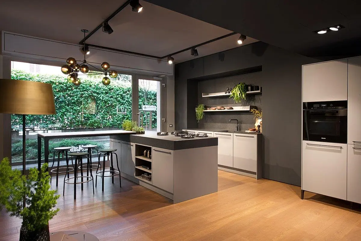 SieMatic URBAN mit hellgrauer Insel und Regalnische, Angebotsfoto der Werksausstellung Löhne