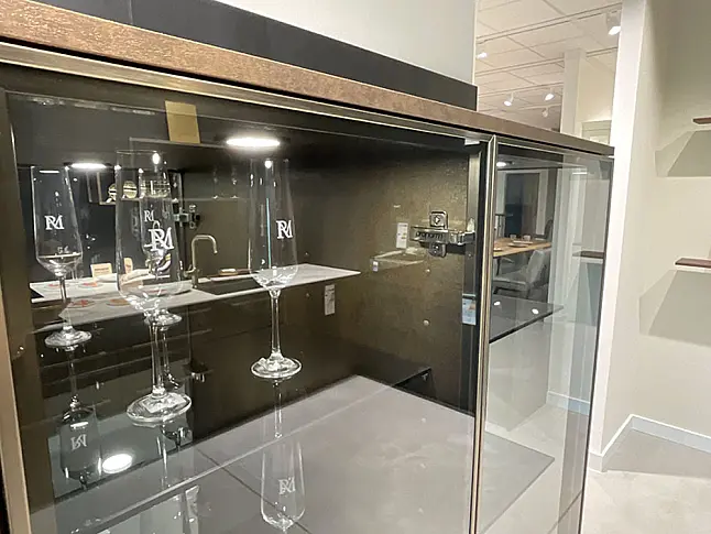 elegante Küche mit Keramik und Messing