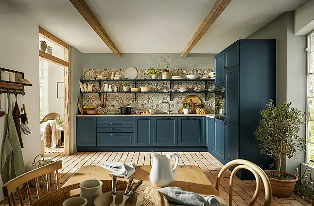 Gemütliche Landhaus L-Küche in Tiefblau satin