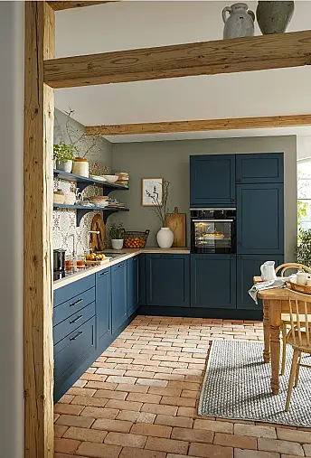 Gemütliche Landhaus L-Küche in Tiefblau satin