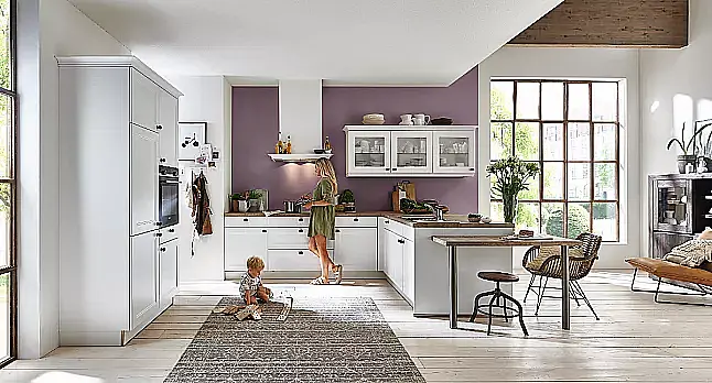 Landhausküche in Satin-Lack weiß mit viel Stauraum