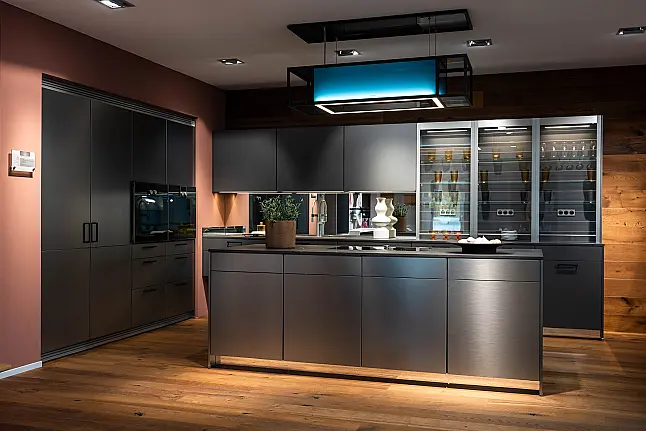 Moderne Küche in stahlgebürsteter Optik mit Dekton APL