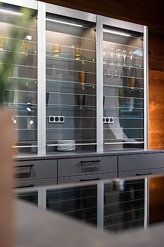 Moderne Küche in stahlgebürsteter Optik mit Dekton APL