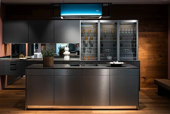 Moderne Küche in stahlgebürsteter Optik mit Dekton APL