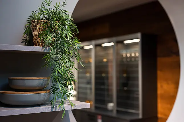 Moderne Küche in stahlgebürsteter Optik mit Dekton APL
