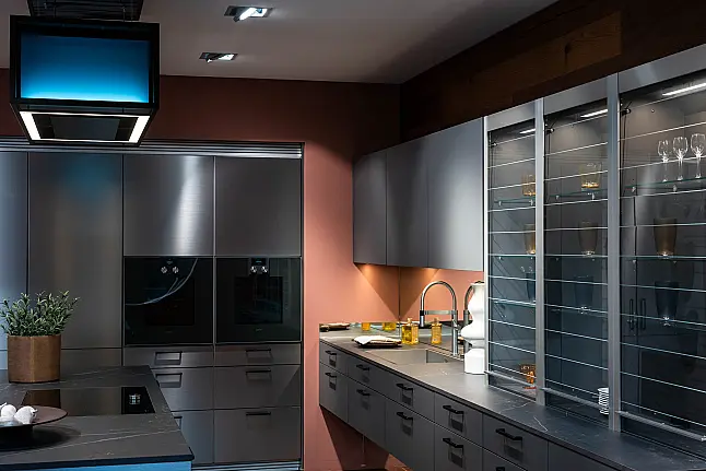 Moderne Küche in stahlgebürsteter Optik mit Dekton APL