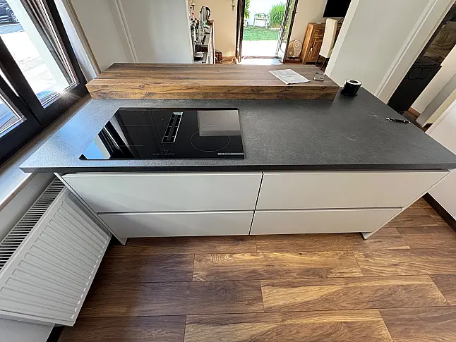 Moderne grifflose Küche mit Lackfronten