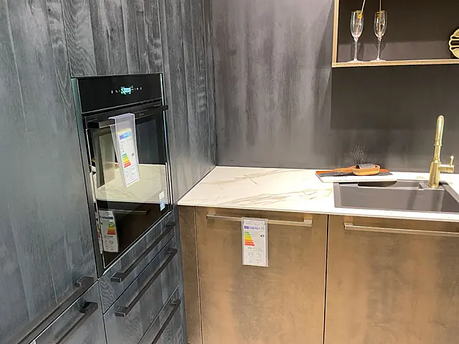 elegante Küche mit Keramik und Messing