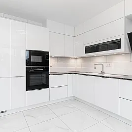 Moderne L-Form Küche mit Naturstein-Arbeitsplatte & Griffen