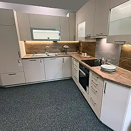 Moderne Küche mit PflegeleichtenrMattlack-Oberfläche in Crema Magnolie