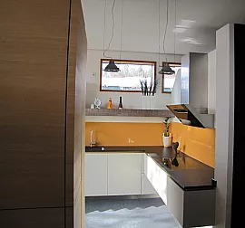 Moderne L-Küche mit hochwertiger satinierter Glasfront und Echtholzfurnier