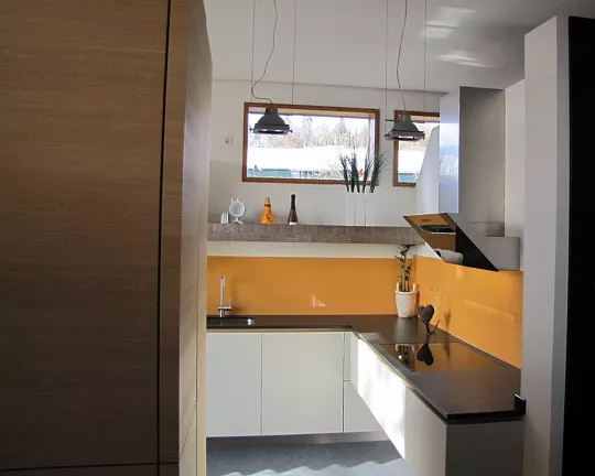 Moderne L-Küche mit hochwertiger satinierter Glasfront und Echtholzfurnier - ALNOSTAR SATINA Kaschmir matt , ALNOCLASS 346, Wildeiche