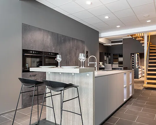 Moderne Ausstellungsküche mit freistehender Insel und hochwertigen Geräten - Ausstellungsküche