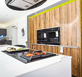 Zweifarbige Schüller Küche mit Cerarmic Arbeitsplatte