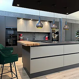 23 Schubladen und Auszüge! Kompakter Apothekerschrank. Performance-Muldenlüfter mit führendem Filtersystem, Flächeninduktion & Teppan. Einbau-Kaffeeautomat. Extra großes Kühlzentrum mit Frische-Schubladen (unten auf Wunsch Gefrierer) & 2-Zonen-Weinkühler!