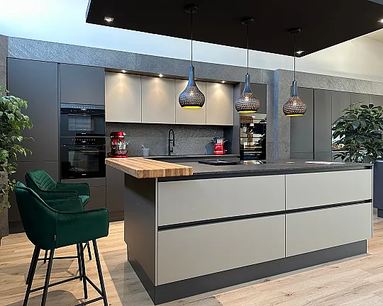 23 Schubladen und Auszüge! Kompakter Apothekerschrank. Performance-Muldenlüfter mit führendem Filtersystem, Flächeninduktion & Teppan. Einbau-Kaffeeautomat. Extra großes Kühlzentrum mit Frische-Schubladen (unten auf Wunsch Gefrierer) & 2-Zonen-Weinkühler! - WOHNLICH-ELEGANTE LUXUS-INSELKÜCHE in Lava & Taupe mit VERWÖHNAUSSTATTUNG: Edle & unempfindliche Smartglas-Fronten. Afrikanischer Naturstein. Theke & Schubladeneinsätze in Eiche. Pyrolyse-Backofen mit Kernthermometer & Klimagaren. Dampfgarer & Mikrowelle.