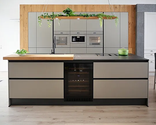 XXL-Combidampfgarer mit Selbstwasch-Automatik. Backofen mit Kernthermometer, Klimagaren & Pyrolyse. Kaffeeautomat. Wärmeschublade. Induktion mit Muldenlüfter & Top-Filtertechnik. XL-Kühlschrank mit Frischeschubladen & NoFrost-Gefrierer.2-Zonen-Weinkühler! - LUXUS IN TAUPE | NERO | EICHE | GERÄTE in PEARLBEIGE. Verwöhnen bis ins Detail: Edle HighTech-Fronten "Taupe Metallic Matt" harmonieren faszinierend mit neuestem Gerätefarbton "PEARLBEIGE", Naturstein "Nero Zimbabwe flamed & brushed" und Eiche Natur