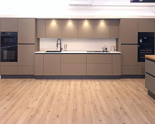 TOP-MIELE-GERÄTEAUSSTATTUNG mit Backofen, Dampfbackofen und Kaffeevollautomat! berbel Muldenlüfter mit permalyt-Filter & Induktionskochfeld! Komfortabel höher platzierter Geschirrspüler! Weinklimaschrank & großer Kühlschrank mit 4-Sterne-Gefrierfach! - Küchentraum im SingleX-Design: Flexibles Ensemble sucht neuen Standort! Mit Keramik-Arbeitsplatte im Look TAJ MAHAL | Fronten in Matera Colour in SEPIABRAUN | Keramikspüle Villeroy & Boch mit flexibler Armatur | Upgrade auf Quooker oder Blanco möglich!