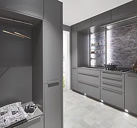 Musterküche: Nobilia Küche + Wohnwand + Raumteiler + Beleuchtete Regale + Garderobe - Programm Touch Schiefergrau