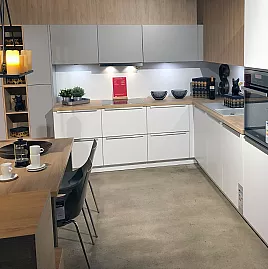 Traumküche puristische Küche in Weiß Grau Holz Design mit Griffleisten