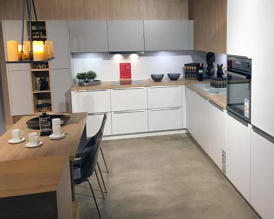 Traumküche puristische Küche in Weiß Grau Holz Design mit Griffleisten - Pura moderne, helle Küche mit integriertem Essplatz
